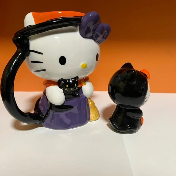 Hello Kitty Halloween Mug
and Figurine Set - Picture 3 of 8
